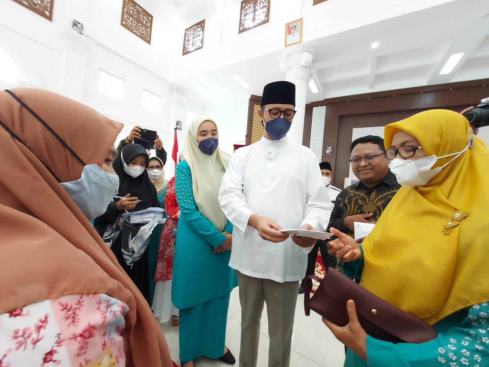 Pemko Bukittinggi Lunasi Utang Warga Dari Rentenir
