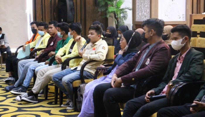 Mahasiswa Sentil BazNas Pessel dan Ngadu ke Ketua DPRD Karena Beasiswa tak Kunjung Cair