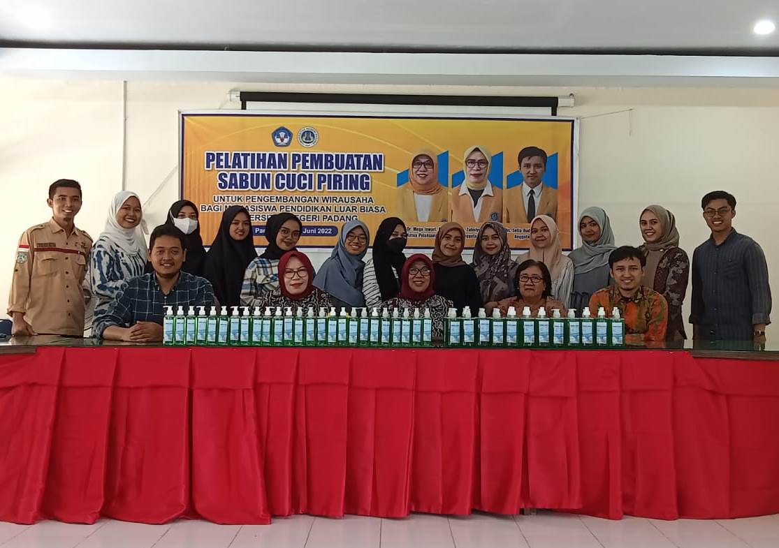 Dosen PLB UNP Gelar Pelatihan Pembuatan Sabun Cuci Piring