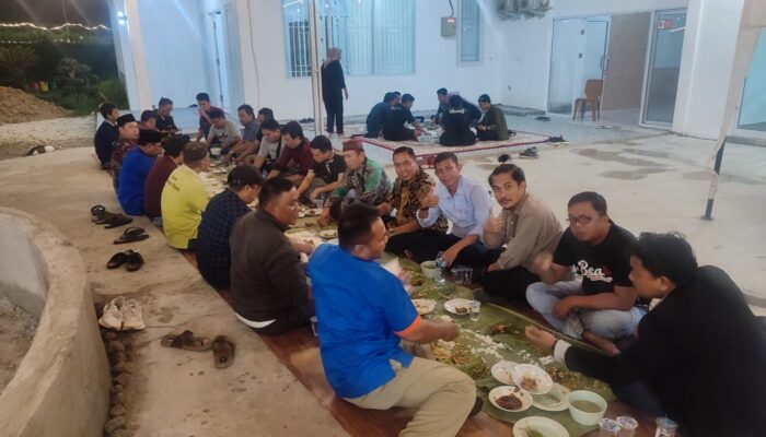 Panen Ayam Sukses, Marlis Gelar Syukuran dengan Makan Bajamba