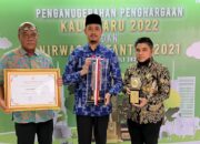 Wali Kota dan Ketua DPRD Bukittinggi Terima Anugrah Nirwasita Tantra 2021