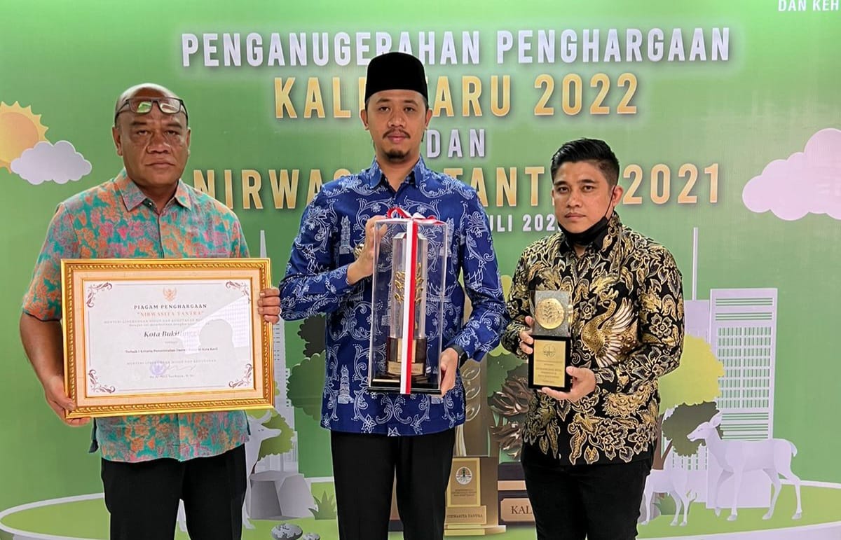 Wali Kota dan Ketua DPRD Bukittinggi Terima Anugrah Nirwasita Tantra 2021