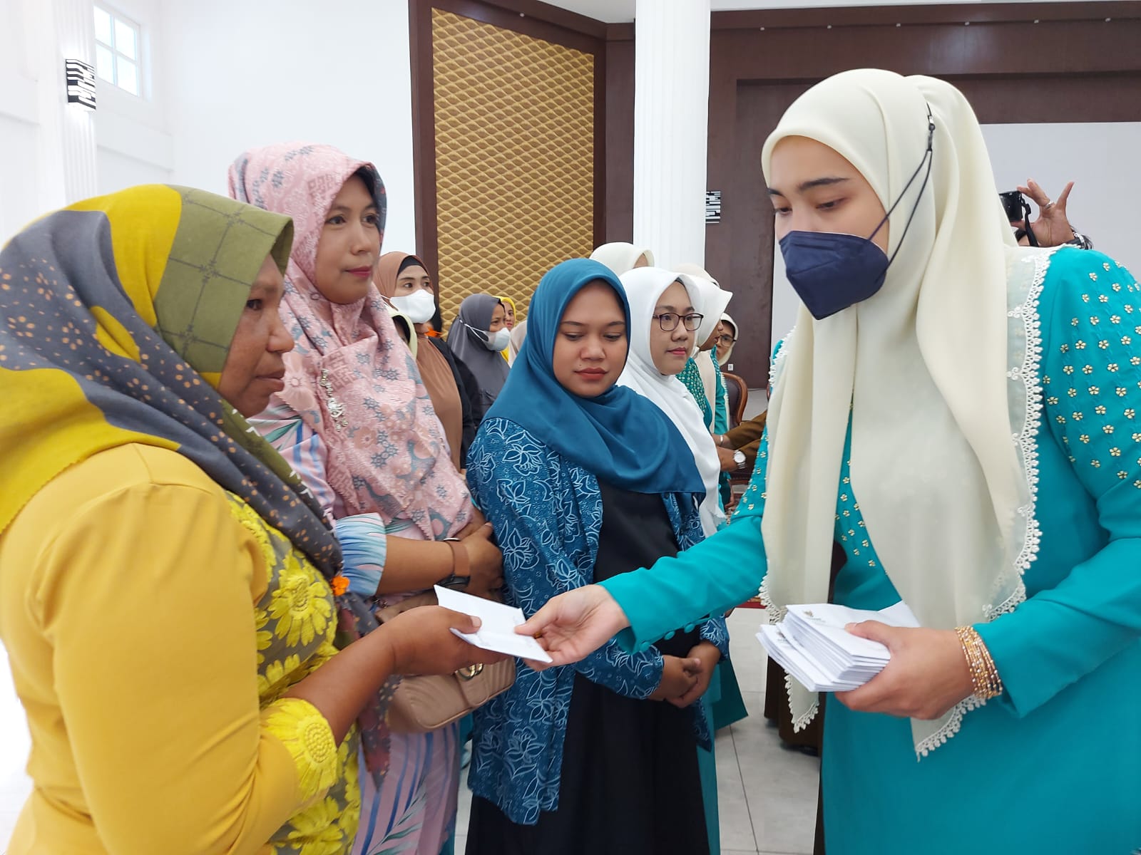 Ny. Fiona Erman Safar Serahkan Bantuan Pelunasan Utang Warga