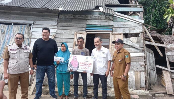 Lisda Hendrajoni Serahkan Bantuan Pembangunan 2 Unit Rumah Terdampak Puting Beliung di Pessel
