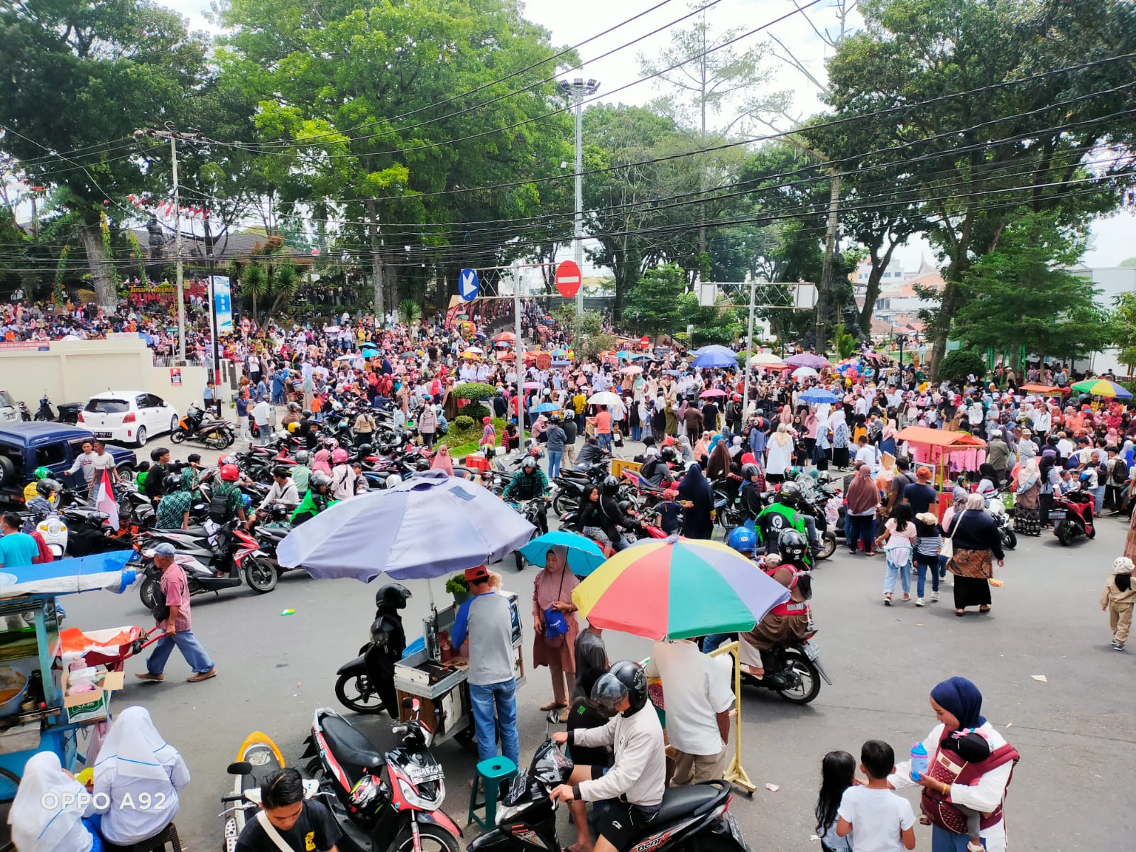 Ribuan Warga Antusias Saksikan Pawai Alegoris di Bukittinggi