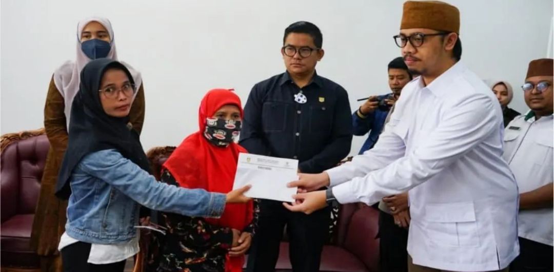 Pemko Bukittinggi Bersama Baznas Serahkan Bantuan Bukittinggi Sehat