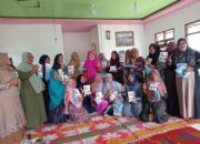 Kunjungan Dapil, Nevi Zuairina Bagikan Sembako hingga Seragam