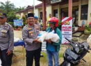 Kapolres Bagikan Sembako di Sungai Rumbai