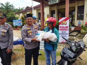 Kapolres Bagikan Sembako di Sungai Rumbai