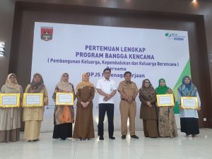 Dinas P3APPKB Kota Bukittinggi Serahkan Honor Kader   