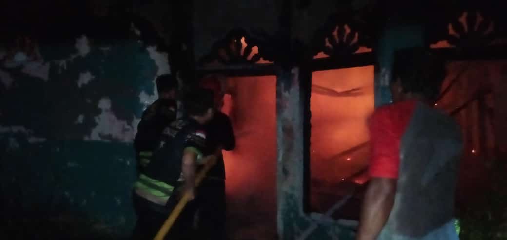 Satu unit rumah permanen dan dua unit sepeda motor hangus terbakar, di Jorong Ranah Lintas, Kenagarian Tebing Tinggi, Kecamatan Pulau Punjung