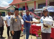 Kapolres Dharmasraya Membagikan Paket Sembako untuk Buruh dan Tukang Becak