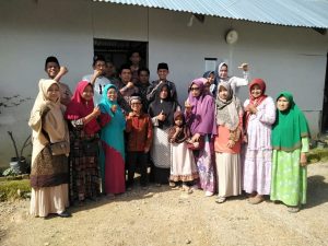 Ponpes Ashabul Kahfi Salurkan Ratusan Alquran Wakaf Umat Kepada LPQ di Pessel