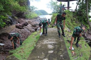 Satgas TMMD Pessel Bersih-bersih Kawasan Wisata Batu Kareta