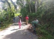 Bersama Warga, Satgas TMMD Gotong Royong Bersihkan Pekarangan