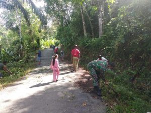 Bersama Warga, Satgas TMMD Gotong Royong Bersihkan Pekarangan