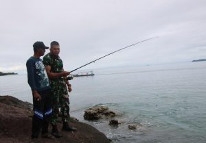 Di Penghujung Senja, Prajurit TNI Mancing Ikan Bersama Orangtua Angkat