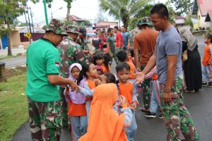 Tanamkan Cinta NKRI, Satgas TMMD Pessel Terima Kunjungan TK Negeri Pembina 02 Painan