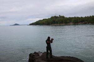 Personil Satgas TMMD Promosikan Pantai Carocok Painan Lewat Medsos