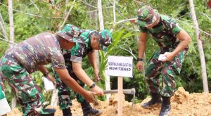 Tim Wasev Tanam Pohon di Lokasi Pembukaan Jalan TMMD