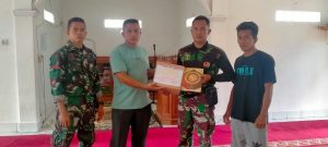 Tim Satgas TMMD Pessel Serahkan Bantuan 45 Al’quran Untuk Masjid Nurul Huda 