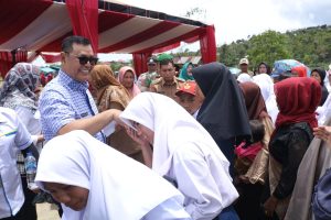 Bupati Solok Epyardi Asda Bagikan Gajinya untuk Anak Yatim Koto Laweh