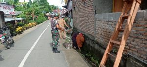 Satgas TMMD Pessel Bantu Masyarakat Bersihkan Sampah di Gorong-gorong 
