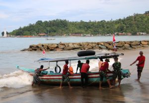 Satgas TMMD Pessel Bantu Warga Sandarkan Perahu