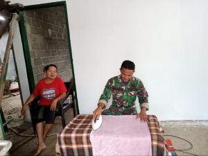 Wah! Anggota Satgas TMMD Pessel Bantu Ibu Asuh Setrika Pakaian