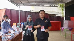 Sutan Riska dan Keluarga Salurkan Hak Pilih di Sungai Rumbai