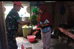 Babinsa Masuk Dapur di Dharmasraya