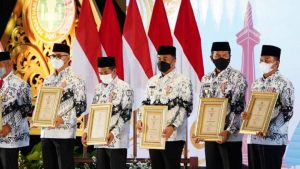 Sutan Riska Terima Penghargaan Dwija Praja Nugraha PGRI