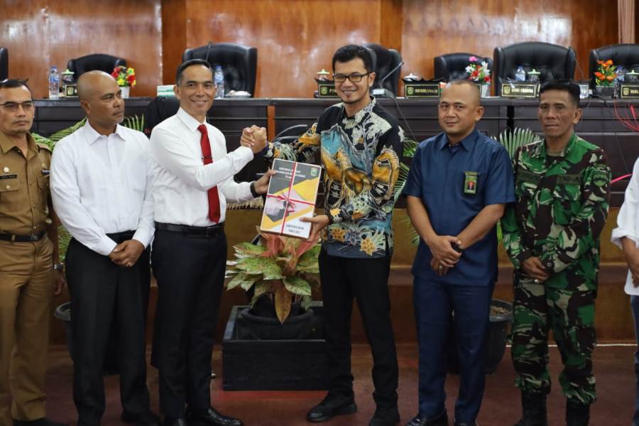 SOLOK, hantaran.co—Bupati Solok Epyardi Asda Dt Sutan Majo Lelo yang Sekretaris Daerah Medison menghadiri Rapat Paripurna dalam rangka