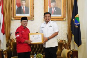 Tinjau Korban Gempa Cianjur, Sutan Riska Serahkan Bantuan