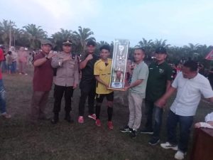 Ketua Assosiasi Pemuda Nagari se-Kabupaten Dharmasraya Tutup Turnamen Taratang Cup XI 2022