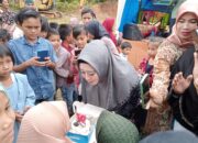 Lisda Hendrajoni Terima Kue Ulang Tahun dari Anak-anak Tanjung Gadang, Amping Parak Pessel