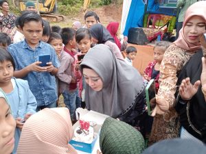 Lisda Hendrajoni Terima Kue Ulang Tahun dari Anak-anak Tanjung Gadang, Amping Parak Pessel