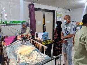 Kepala Perwakilan Jasa Raharja Bukittinggi Lihat Korban Laka Tunggal di Rumah Sakit