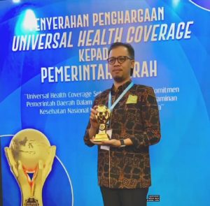 Wako Erman Safar Terima Penghargaan UHC 