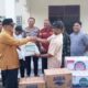 Ketua Baznas Dharmasraya Z. Lubis berikan bantuan terhadap korban banjir. BADRI.