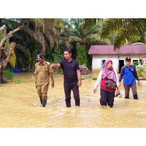 Banjir di Timpeh, Dinas SOSP3APPKB Dharmasraya Berikan Bantuan