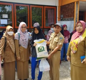 Dinas Sosppakb Salurkan Bantuan Beras Cadangan Pangan untuk Masyarakat