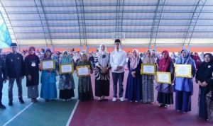 Pemko Bukittinggi Serahkan Honor Kader PPKBK