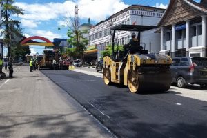 Pemko Bukittinggi Lakukan Pengaspalan Jalan Utama Jelang Lebaran