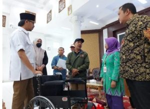 Pemko Bukittinggi Serahkan Bantuan Atensi Untuk Disabilitas