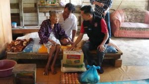 Pemkab Dharmasraya Salurkan Bantuan kepada Lansia Rentan