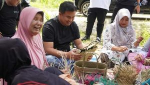 Bupati Sutan Riska Menganyam Bersama Lansia di Nagari Tabek