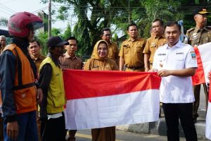 Sutan Riska Pimpin Gerakan Bagikan Bendera Merah Putih Tahun 2023