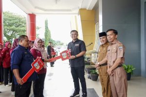 Sutan Riska Serahkan 41 Unit Kendaraan untuk TKSK dan Pendamping PKH