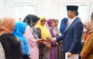 Wako Bukittinggi Serahkan Honor dan Biaya Transportasi Kader PPKBK, Sub PPKBK serta Kader Poktan